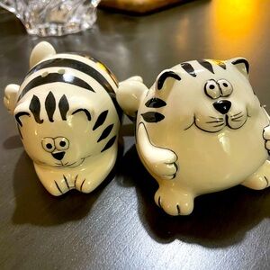 Cheshire cat’s Salt and pepper shakers